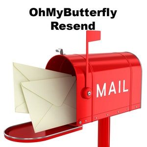 Könnte beinhalten: Ein leuchtend roter Briefkasten mit dem Wort "MAIL" in weißer Schrift. Zwei cremefarbene Umschläge sind in dem offenen Briefkasten zu sehen. Der Text "OhMyButterfly Resend" befindet sich über dem Briefkasten.