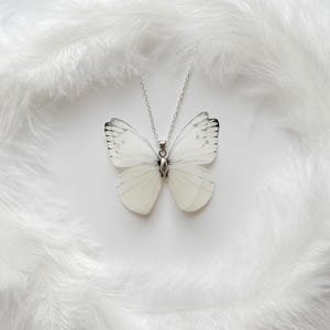 ハンドメイドのホワイトシルクバタフライペンダントネックレス、ボヘミアンジュエリー