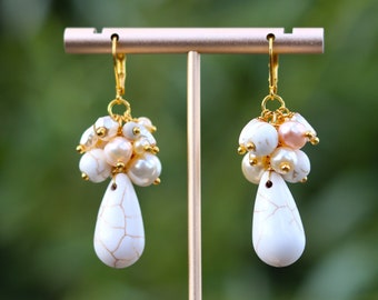 Orecchini pendenti a grappolo in oro bianco, orecchini boho pendenti bianchi, orecchini pendenti con perle d'acqua dolce e howlite, orecchini lampadari a cascata bianchi