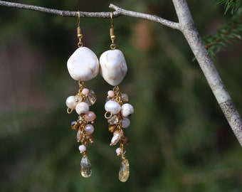 White long cluster earrings, Howlite Freshwater pearl dangle earrings, Bohemian cluster white and gold earrings,Champagne gold boho earrings