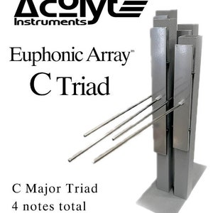 Puede incluir: Un instrumento musical de metal plateado llamado Euphonc Array C Triad. El instrumento está hecho de cuatro barras de metal con una varilla de metal plateado unida a cada barra. El instrumento está etiquetado como "C Major Triad" y "4 notes total" con las notas "C4 E4 G4 C5".