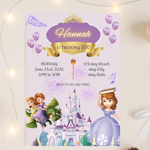 Puede incluir: Una invitación de cumpleaños lila con el texto "¡Hannah cumple SEIS!" y detalles del evento. El diseño incluye ilustraciones de un castillo, princesas, globos y fuegos artificiales. Una pancarta dice "Happy Birthday".