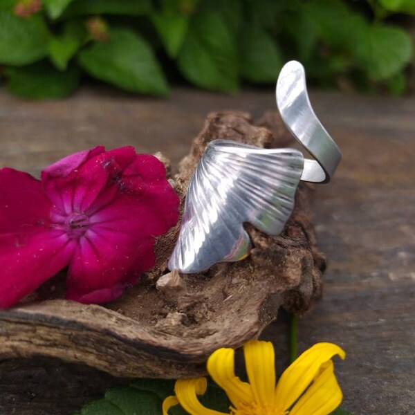 Ginkgo leaf ring