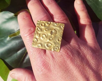 Scales ring