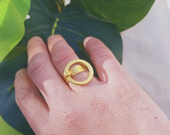 Scales ring