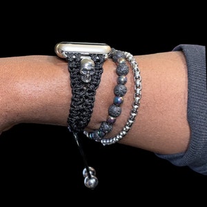 Pulseira para Apple Watch com estampa de caveira, em aço inoxidável com detalhes em macramê, ajustável.