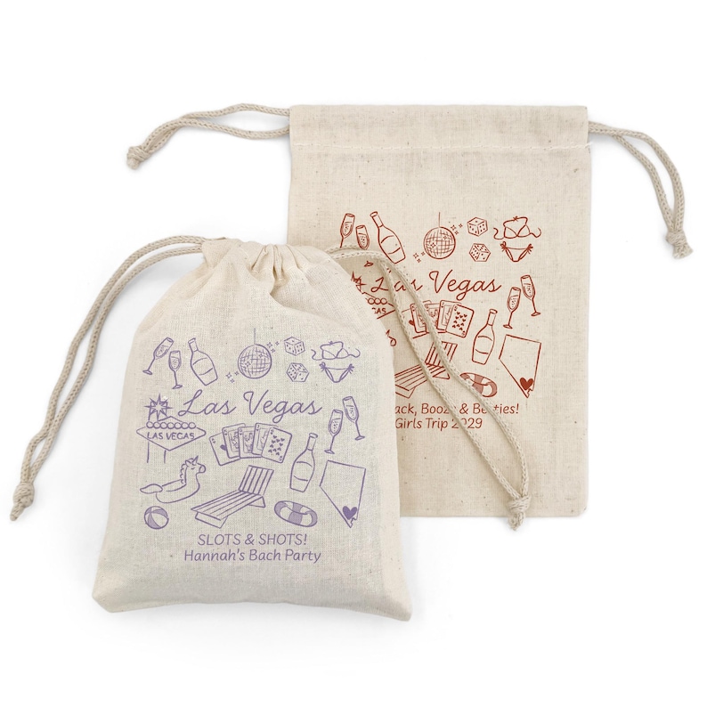 K&ouml;nnte beinhalten: Zwei beige Kordelzugbeutel mit lila und roten Illustrationen zum Thema Las Vegas. Eine Tasche hat den Text "SLOTS & SHOTS! Hannah's Bach Party". Die andere Tasche hat den Text "Girls Trip 2029".