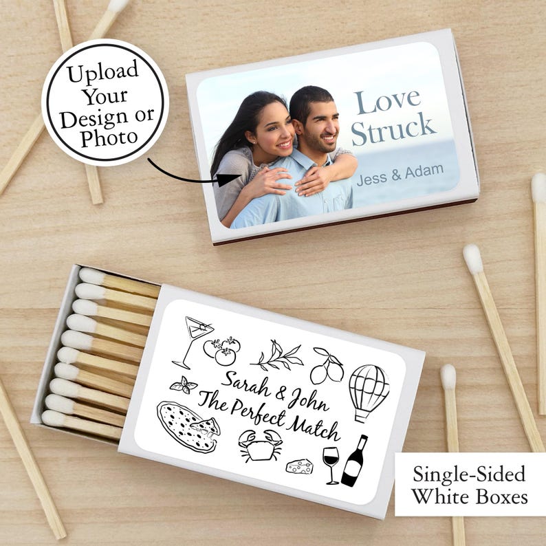 Op de afbeelding: Witte luciferdoosje met een zwart-witte illustratie van een pizza, een wijnglas, olijven en een luchtballon. De tekst "Sarah & John The Perfect Match" staat op het luciferdoosje gedrukt.