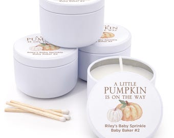 Könnte beinhalten: Vier weiße Kerzenbehälter mit einem Herbst-Motiv. Das Etikett lautet "A Little Pumpkin Is On The Way" mit einer Aquarell-Illustration von zwei Kürbissen. Der Text enthält auch "Riley's Baby Sprinkle Baby Baker #2".