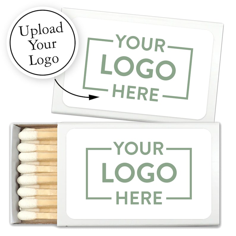 Op de afbeelding: Witte luciferdoosje met een groene rechthoek waarop "YOUR LOGO HERE" staat. Het luciferdoosje is open en toont een stapel lucifers met witte kopjes.