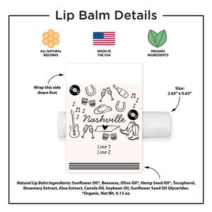 Pu&ograve; includere: Un tubetto di balsamo per labbra bianco con un design in bianco e nero che presenta note musicali, stivali da cowboy, un ferro di cavallo e la parola "Nashville". Il balsamo per labbra &egrave; realizzato con cera d'api completamente naturale e ingredienti biologici. Il tubetto misura 6,68 cm per 1,6 cm.