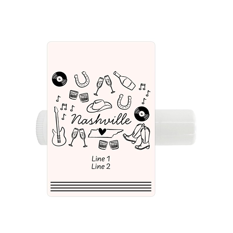 Pu&ograve; includere: Un tubetto di balsamo per labbra bianco con un design in bianco e nero che presenta una chitarra, un cappello da cowboy, un ferro di cavallo, flute di champagne, un disco e il testo "Nashville" con un cuore e lo stato del Tennessee. &Egrave; incluso anche il testo "Line 1 Line 2".