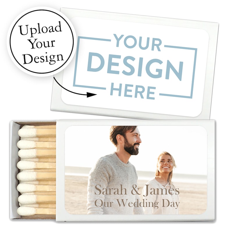 Op de afbeelding: Witte luciferdoosje met een foto van een stel op de voorkant. De foto toont een man en een vrouw die naar elkaar lachen. De tekst "Sarah & James Our Wedding Day" staat onder de foto.