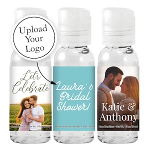 Puede incluir: Tres botellas transparentes de desinfectante de manos con tapones blancos. Cada botella tiene una etiqueta con texto y una foto. Una dice "Let's Celebrate", otra "Laura's Bridal Shower!" y la última "Katie & Anthony".