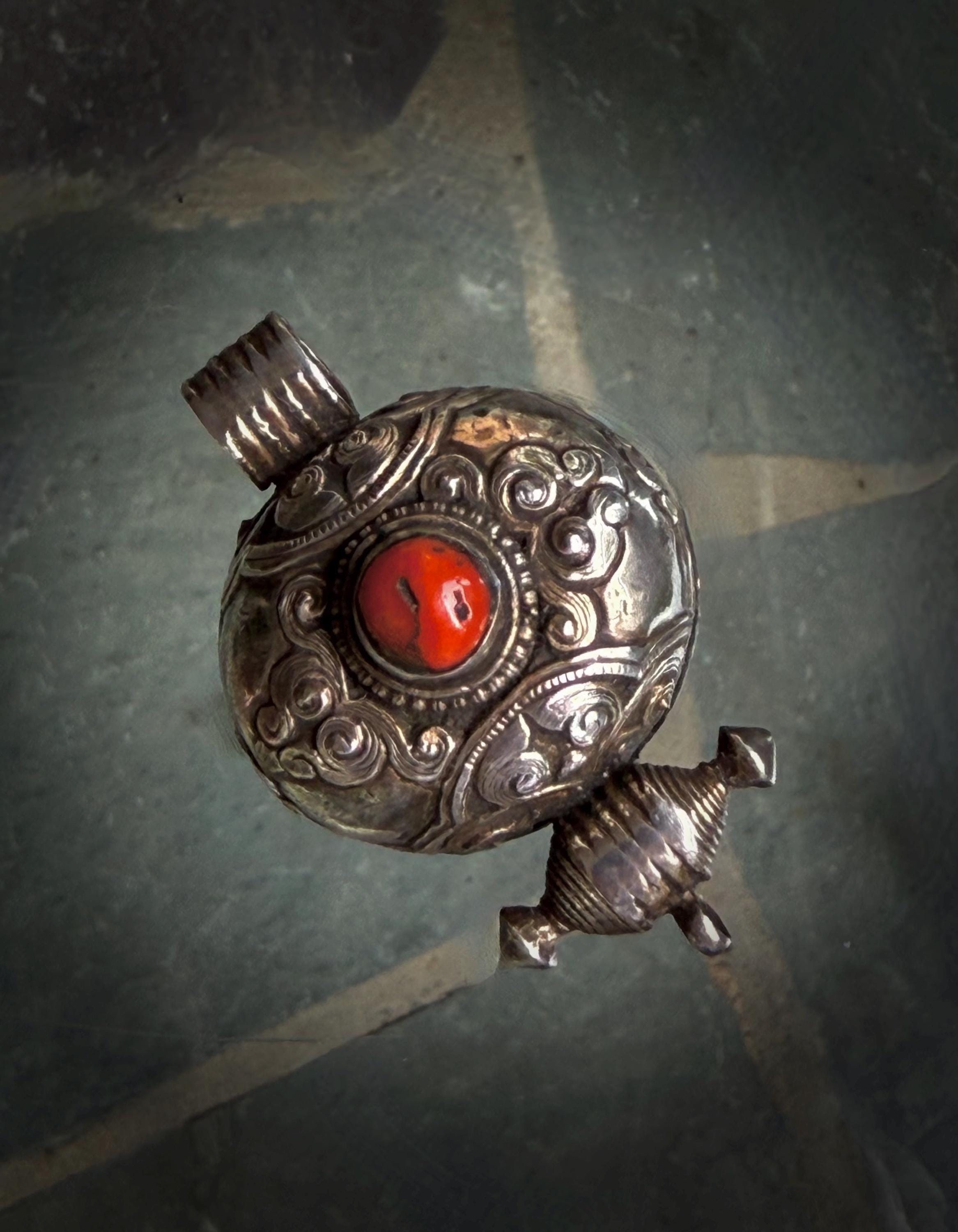 Pendentif Bouddhiste Tibétain Vintage Gau - Alliage Multicolore, 3.3 Cm, Neuf Avec Étiquettes