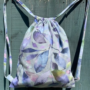 Lila Canvas Rucksack mit Kordelzug: Boho Blätter Design.