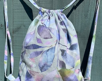 Lila Canvas Rucksack mit Kordelzug: Boho Blätter Design.