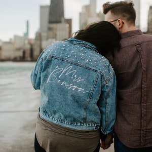 GEPERSONALISEERDE Verklaring Denim Bruids jas, Aangepaste Bruiloft Jean Jas, Bruid Denim Jas, Pearl Detailing, MRS Jas