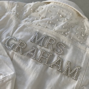 GEPERSONALISEERD statement denim bruidsjack, aangepast bruiloftjeansjack, pareldetails, MRS-jack, patches strassletters