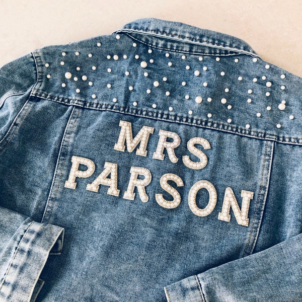 Déclaration PERSONNALISÉE Veste de mariée en denim, veste de mariage personnalisée en jean, détails de perles, veste MRS, patchs de lettres strass