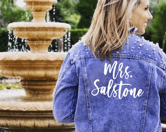 Giacca di jeans personalizzata per la sposa con perle / Giacca di jeans personalizzata "Mrs" / Giacca da sposa per la futura signora / Regalo per la sposa / Giacca di jeans per il matrimonio