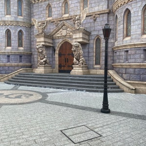 Puede incluir: Un edificio de piedra gris con una gran puerta de madera y dos estatuas de leones de piedra. El edificio tiene un estilo medieval con ventanas arqueadas y un techo puntiagudo. La puerta est&aacute; flanqueada por dos leones de piedra, cada uno con una corona en la cabeza. El edificio est&aacute; rodeado por un patio pavimentado.