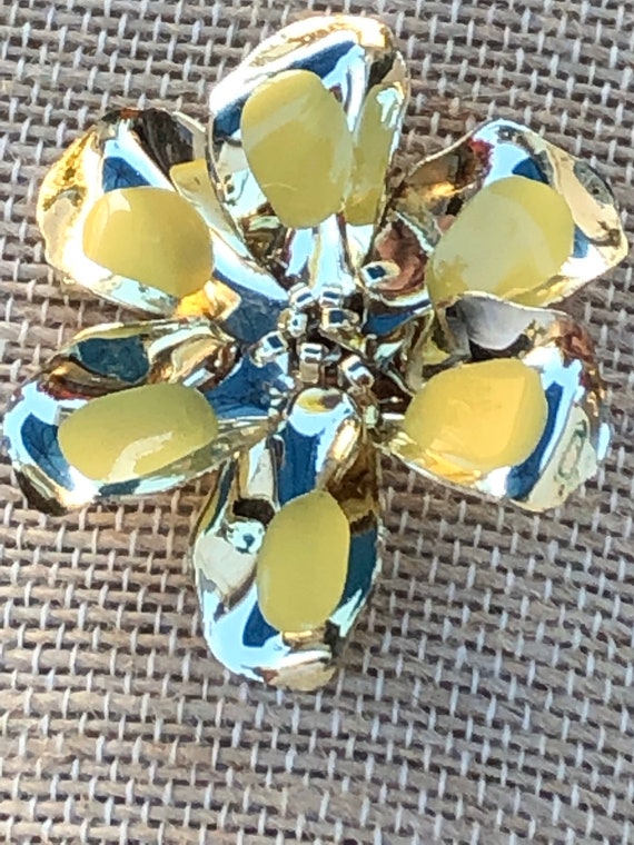 Yellow flower shiny Gold brooch
