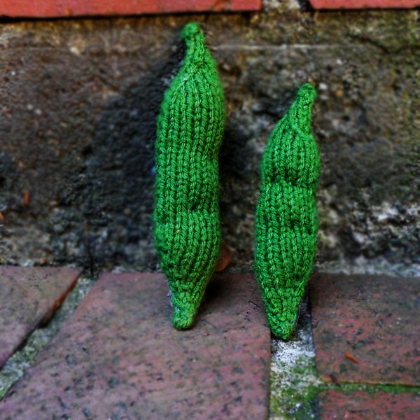 Knitted Pea Pod Cat Toy