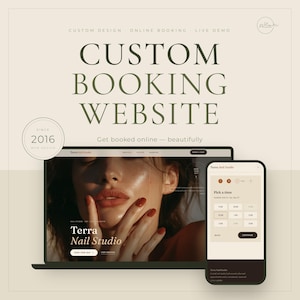 Puede incluir: Una plantilla de sitio web de reservas personalizada que se muestra en la pantalla de una computadora portátil y un teléfono inteligente. El diseño presenta el texto "CUSTOM BOOKING WEBSITE" y "Terra Nail Studio" con una foto de una persona.