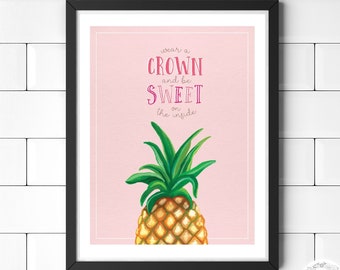 以下が含まれることがあります： ピンクの背景にパイナップルのイラストと「wear a crown and be sweet on the inside」というテキストがあります。