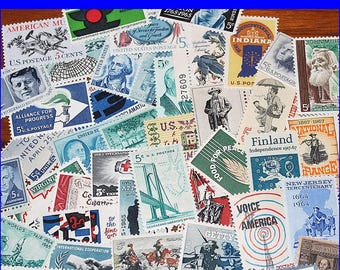 50 sellos postales estadounidenses antiguos de 5 centavos sin usar de la década de 1960. Una bolsa con cincuenta sellos diferentes. Amigos por correspondencia, álbumes de recortes, cartas y correo.