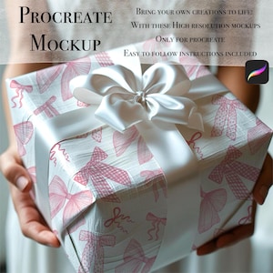 Puede incluir: Una caja de regalo envuelta con una cinta y lazo de satén blanco. El papel de regalo presenta un patrón de lazos rosas sobre fondo blanco. El texto "PROCREATE MOCKUP" es visible, con información adicional.