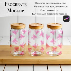 Puede incluir: Tres tarros de vidrio transparentes con tapas de bambú y pajitas. Cada tarro tiene un patrón de lazo rosa en acuarela. Los tarros están sobre una superficie de madera.