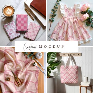 Pode incluir: Um tecido rosa e branco com um padrão de laço é mostrado em quatro maquetes diferentes. O tecido é usado para fazer uma bolsa tote, um vestido, uma capa de telefone e uma amostra de tecido. O tecido é mostrado em um fundo branco com uma superfície de madeira e uma parede branca.