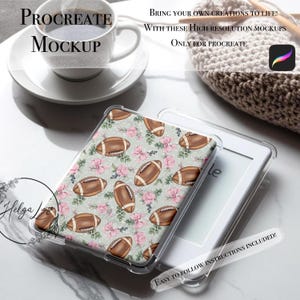 Puede incluir: Una maqueta de una funda de teléfono transparente con un patrón de fútbol y flores. La funda está sobre una superficie blanca con una taza de café y una manta de punto en el fondo. El texto "PROCREATE MOCKUP" está en la parte superior de la imagen. El texto "EASY TO FOLLOW INSTRUCTIONS INCLUDED!" está en la parte inferior de la imagen.