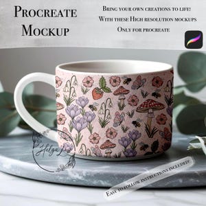 Puede incluir: Una taza de cerámica blanca con fondo rosa y un patrón floral con mariposas, setas, abejas y flores. La taza está sobre una superficie de mármol gris. El texto "EASY TO FOLLOW INSTRUCTIONS INCLUDED!" es visible en la parte inferior de la imagen.