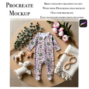 Op de afbeelding: Een roze baby-onesie met een print van kikkers en paddenstoelen. De onesie ligt op een lichtbruin oppervlak met een houten eenhoorn, een houten konijn, een wit gebreid konijn en een houten kralenketting.