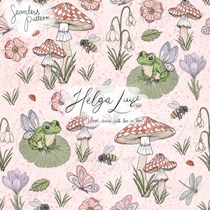 Puede incluir: Un patrón sin costuras que presenta una escena de bosque caprichosa con hongos, mariposas, ranas, abejas y flores sobre un fondo rosa. El patrón está dibujado a mano e incluye el texto "Helga Luise Hand drawn with love in Texas."
