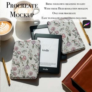 Puede incluir: Una maqueta que presenta un lector de libros electrónicos Kindle con una funda estampada floral, junto a una taza de café, un bolígrafo y un cuaderno. El diseño de la funda incluye flores rosas, libélulas y un candado en forma de corazón. El texto en la pantalla dice "kindle".