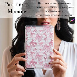 Puede incluir: Una maqueta de una funda para tableta con un patrón de lazos rosa y blanco. La funda es transparente y muestra la pantalla de la tableta. El texto "PROCREATE MOCKUP" está en la parte superior de la imagen.