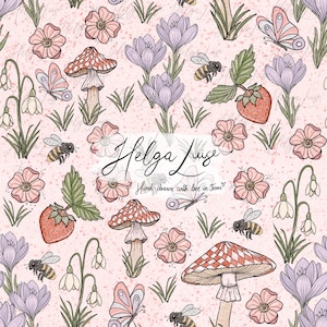 Puede incluir: Un patrón sin costuras rosa y blanco con setas, mariposas, abejas, fresas y flores. El texto "Helga Luise" está escrito en cursiva en el centro del patrón. El texto "Hand drawn with love in Texas" está escrito en cursiva debajo del nombre.