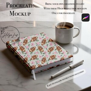 Puede incluir: Una maqueta de un cuaderno cerrado con una cubierta blanca y un patrón verde y rosa de balones de fútbol y flores. El cuaderno está sobre una superficie de mármol blanco con una taza de café blanca y un bolígrafo blanco.