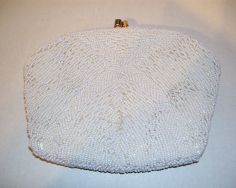 Kleine vintage handtas, geheel versierd met kralen, voor de bruid