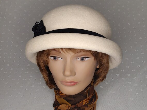 Vintage ivory felt bowler hat - image 2