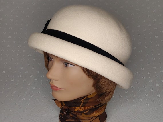 Vintage ivory felt bowler hat - image 6