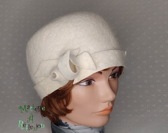 Vintage hat in off white fur felt