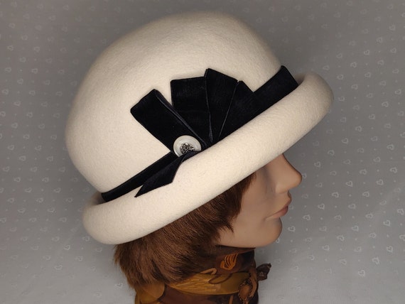 Vintage ivory felt bowler hat - image 3