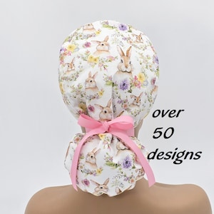 Gorro de médico con diseño floral de conejito de Pascua: gorro de cola de caballo con forro de satén y botones