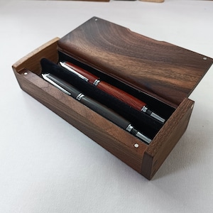 Op maat gegraveerde notenhouten pennendoos | Houten etui duo，Gepersonaliseerde notenhouten pennendoos，houten pennendoos，houten notenhouten kist，Twee pennenbakjes