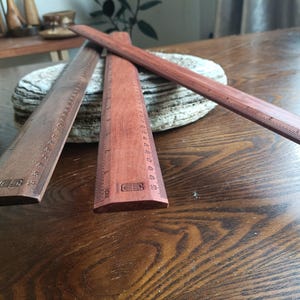 Einzigartiges handgefertigtes Walnusslineal - Umweltfreundliches Schreibtischzubehör